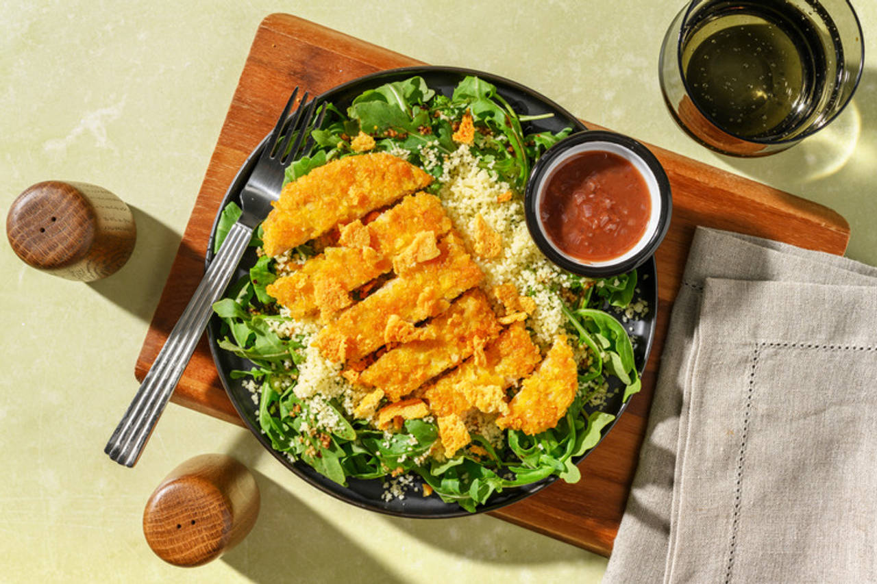 Pollo vegano crujiente con vinagreta de fresa con crujiente de pecorino, cuscús y ensalada
