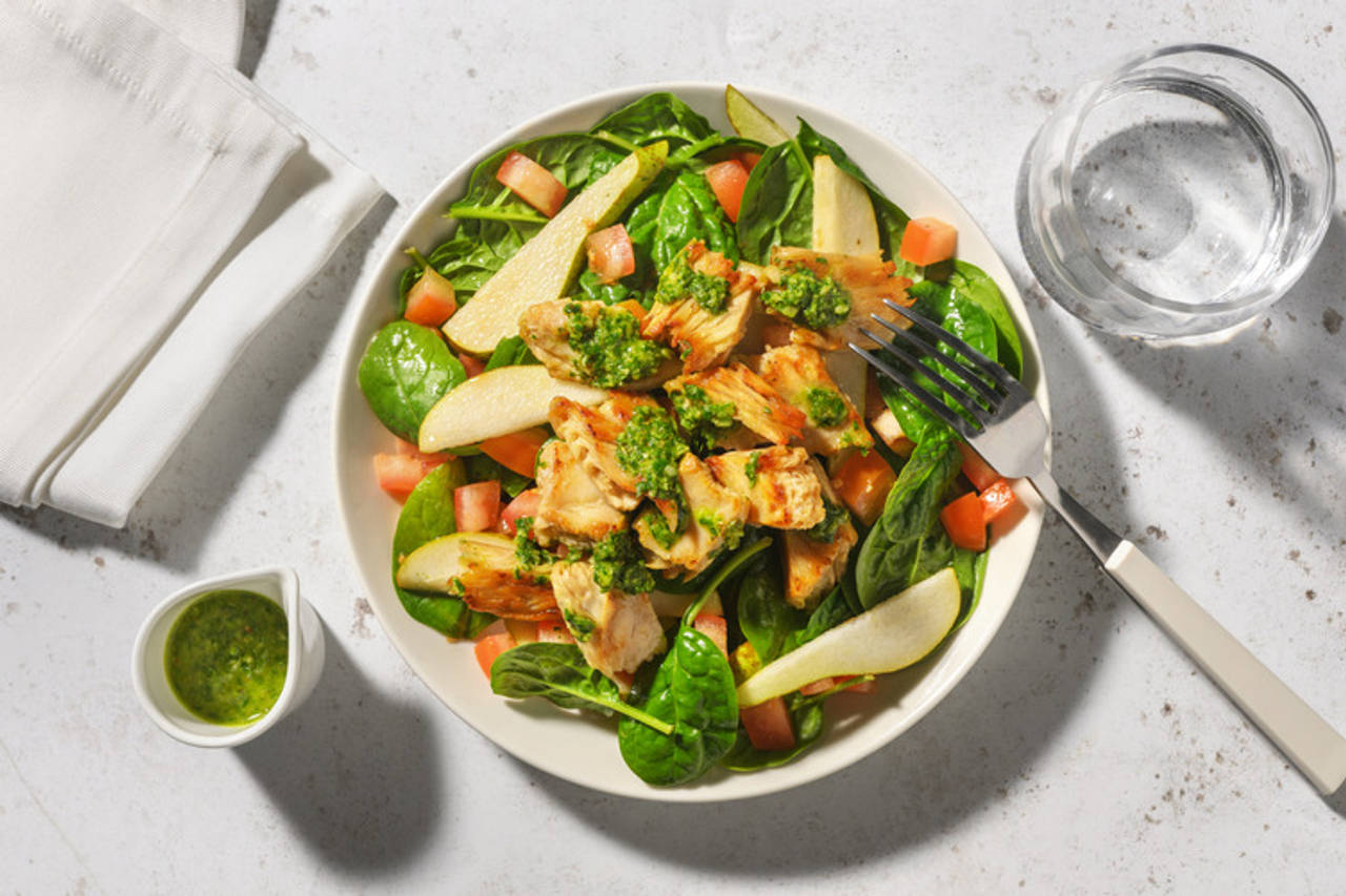 La Vegana: ensalada de heura con chimichurri de cilantro con pera, tomate y espinacas