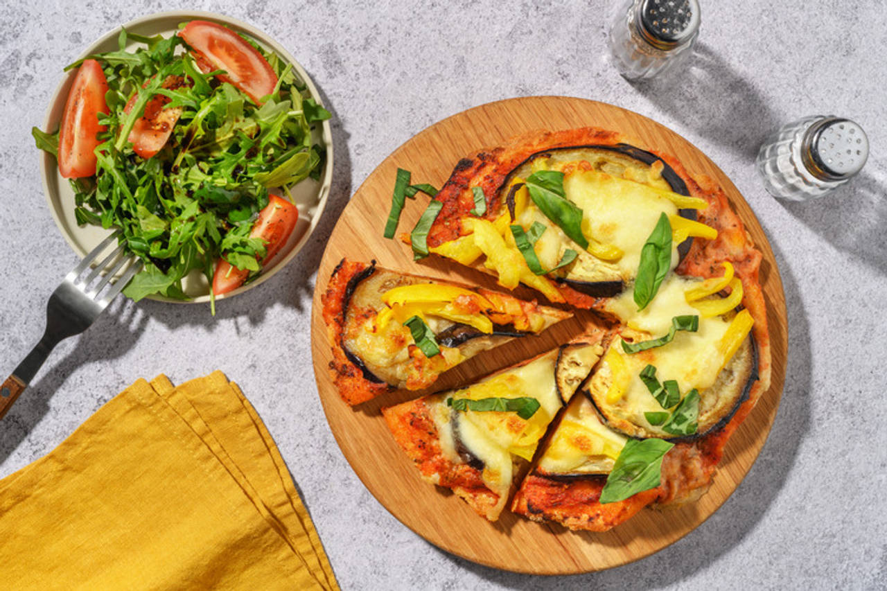 La Melanzane: pizza de berenjena y pimiento con ensalada de rúcula, tomate y albahaca