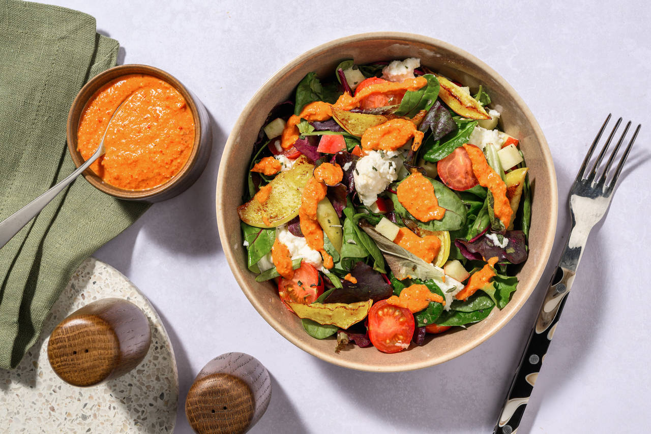 Ensalada con romesco casero y manzana asada con mozzarella italiana y tomates cherry
