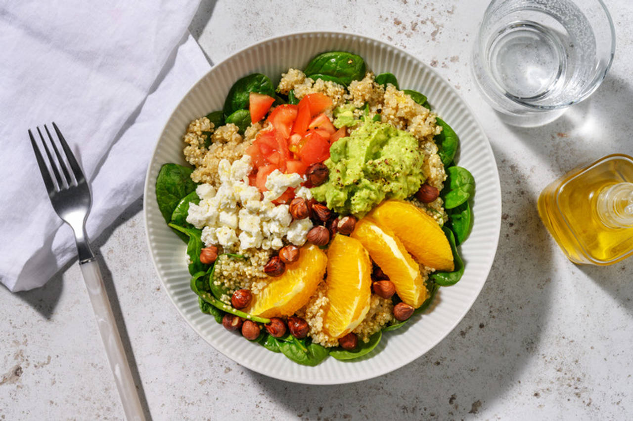 La Valenciana: ensalada de quinoa con vinagreta de naranja con queso de cabra, quinoa y avellanas tostadas