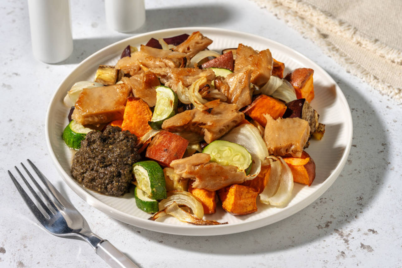 Heura asada con olivada casera sobre ratatouille de verduras al horno