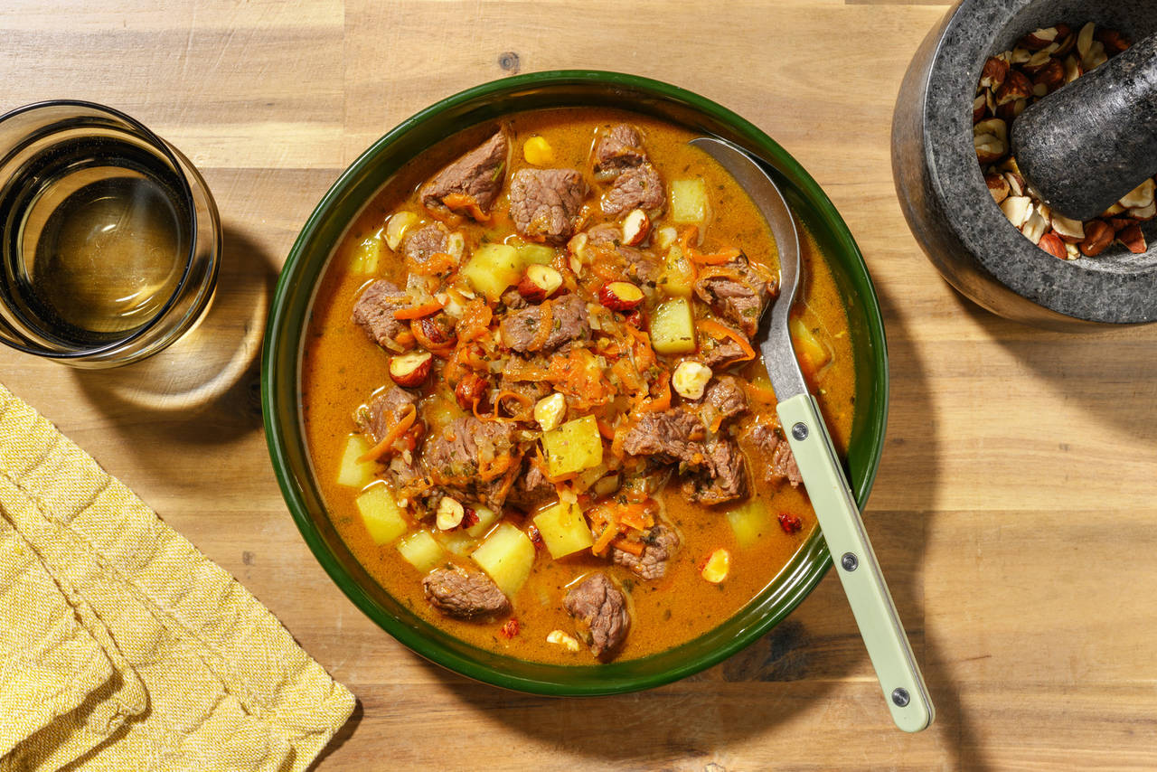 Guiso casero de ternera con avellanas con verduras y patatas