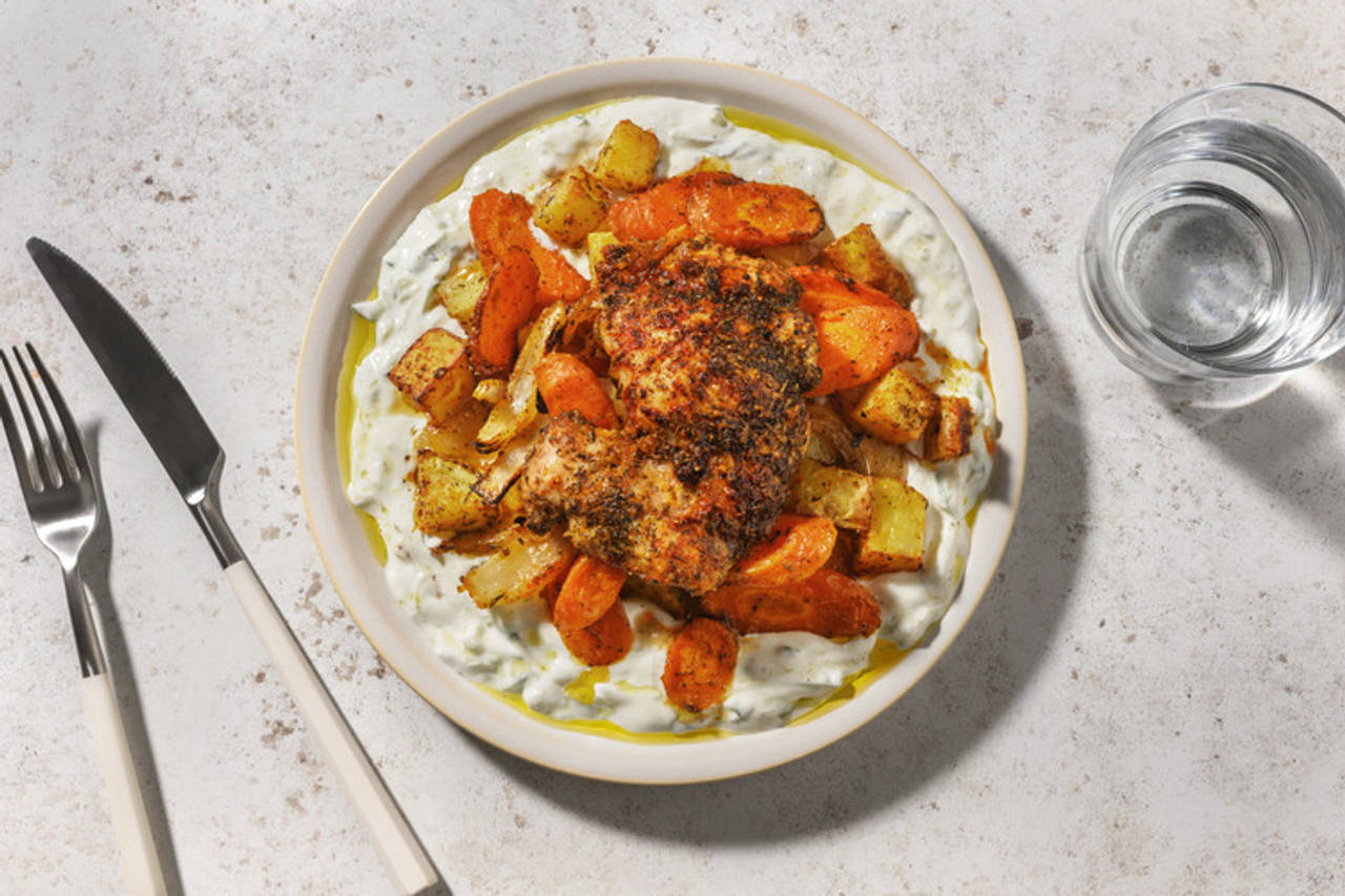 Nuestra versión del souvlaki griego con tzatziki casero con cebolla, zanahoria y patatas asadas