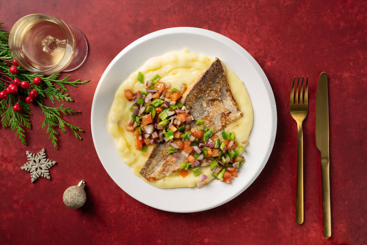 Lubina con salsa criolla casera sobre parmentier de patata