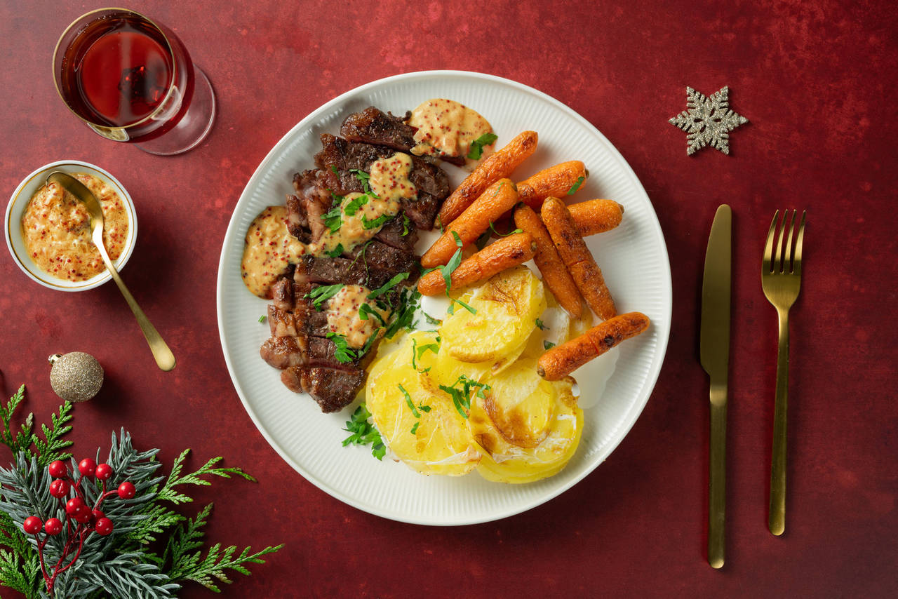 Entrecote de ternera con pastel de patatas con salsa casera de mostaza y zanahorias baby