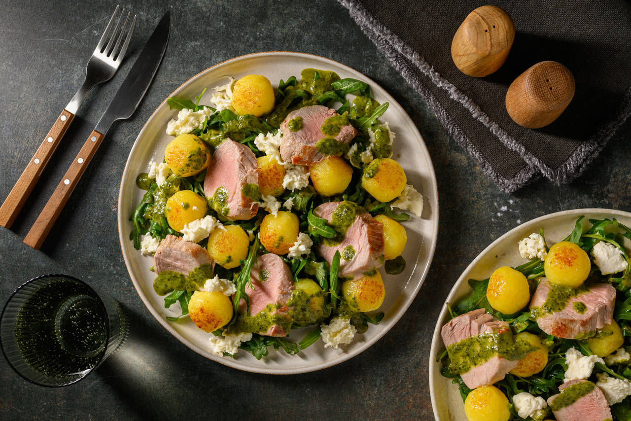 Solomillo de cerdo con gnocchis trufados con mozzarella italiana, aceite de albahaca y rúcula