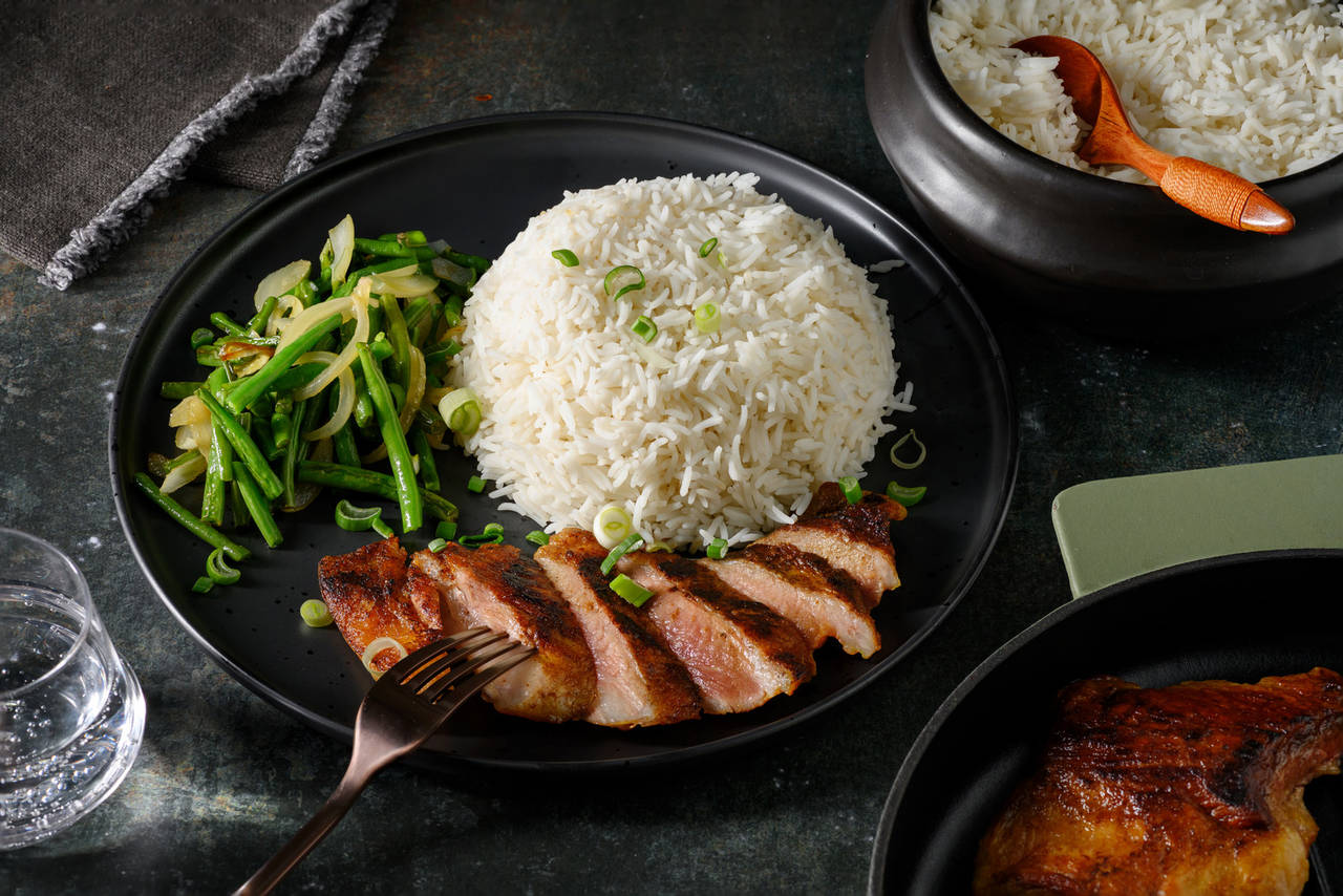 Secreto de cerdo al curry massaman con judías verdes y arroz