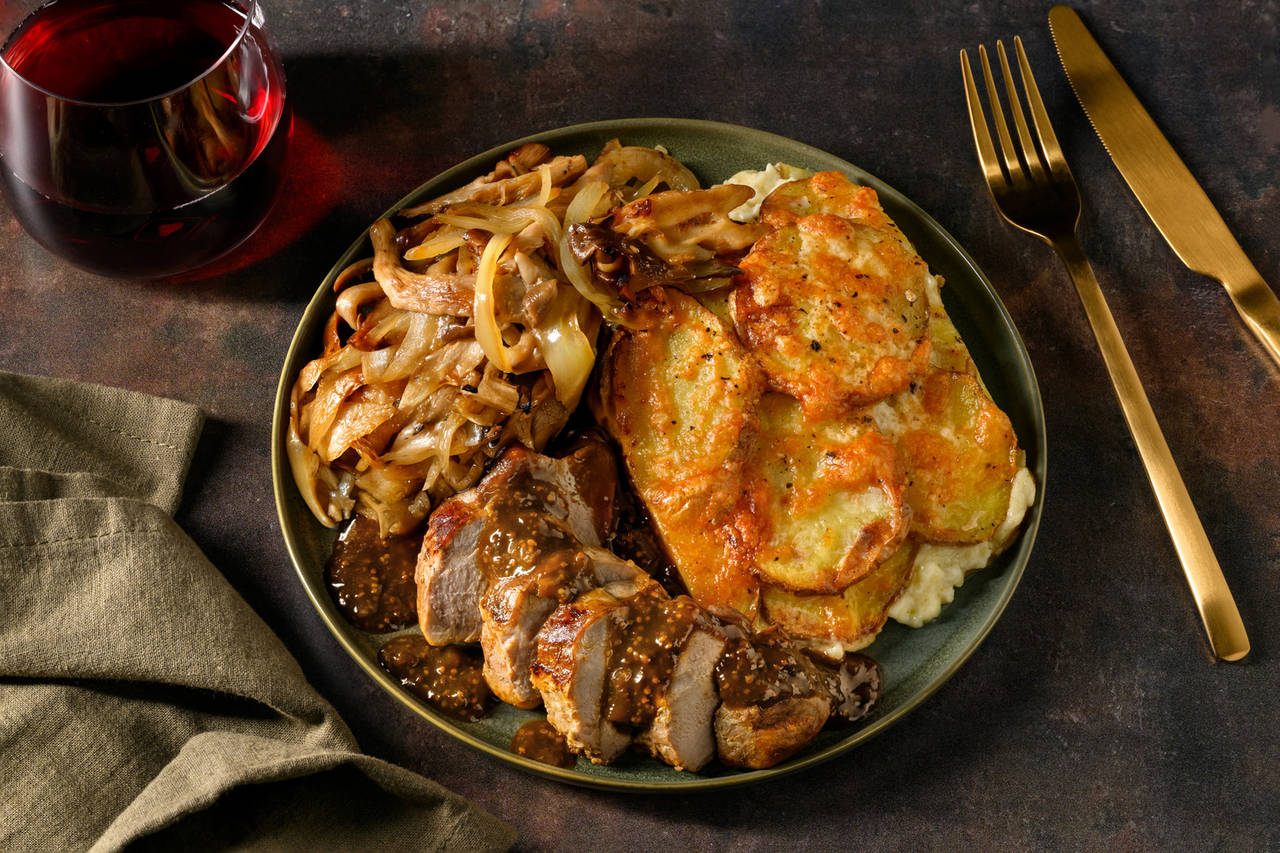 Solomillo de cerdo con salsa de mostaza antigua con gírgolas salteadas y patatas al gratén