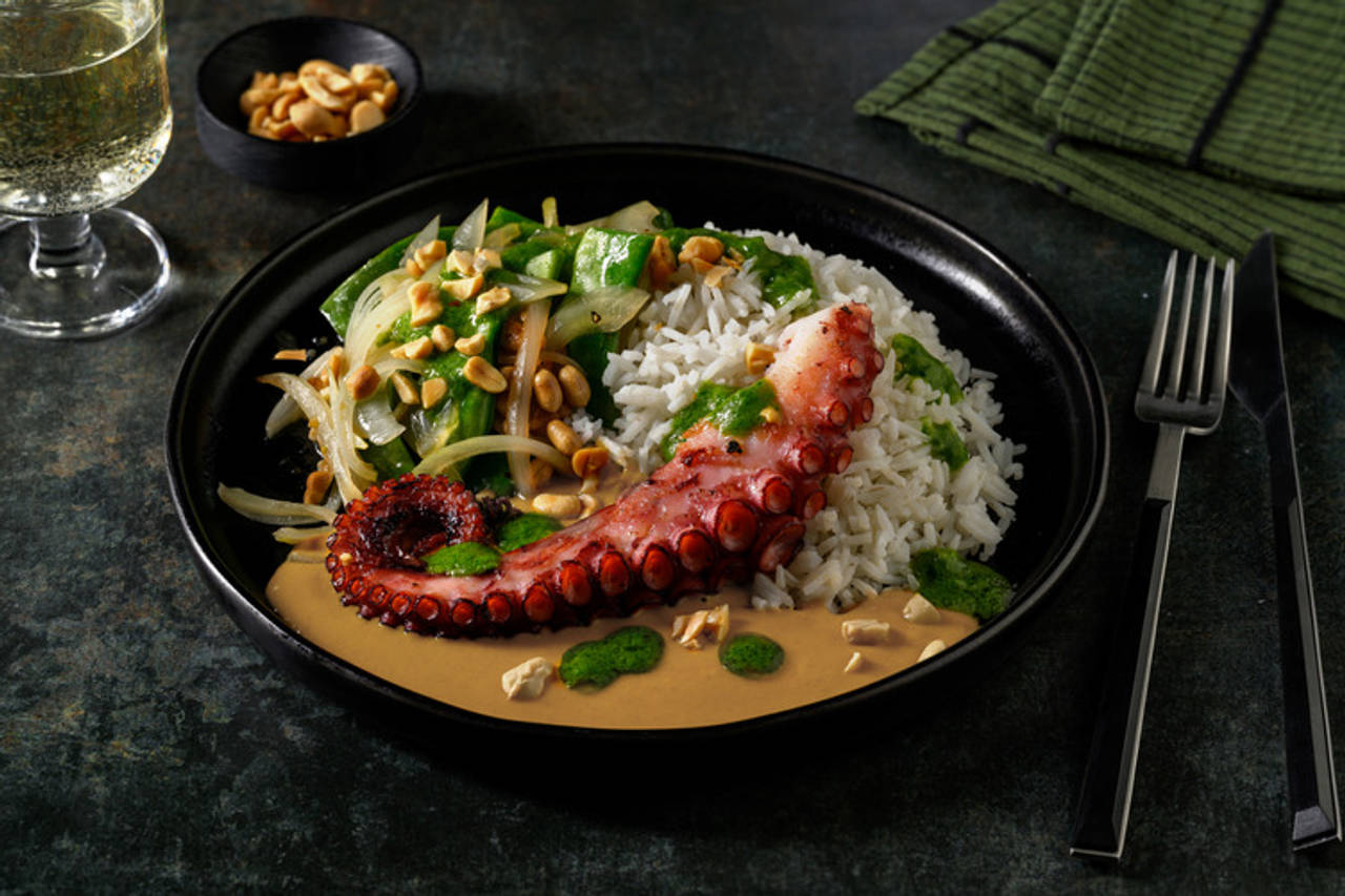 Pulpo al curry massaman con aceite de cilantro con arroz, verduritas salteadas y cacahuetes