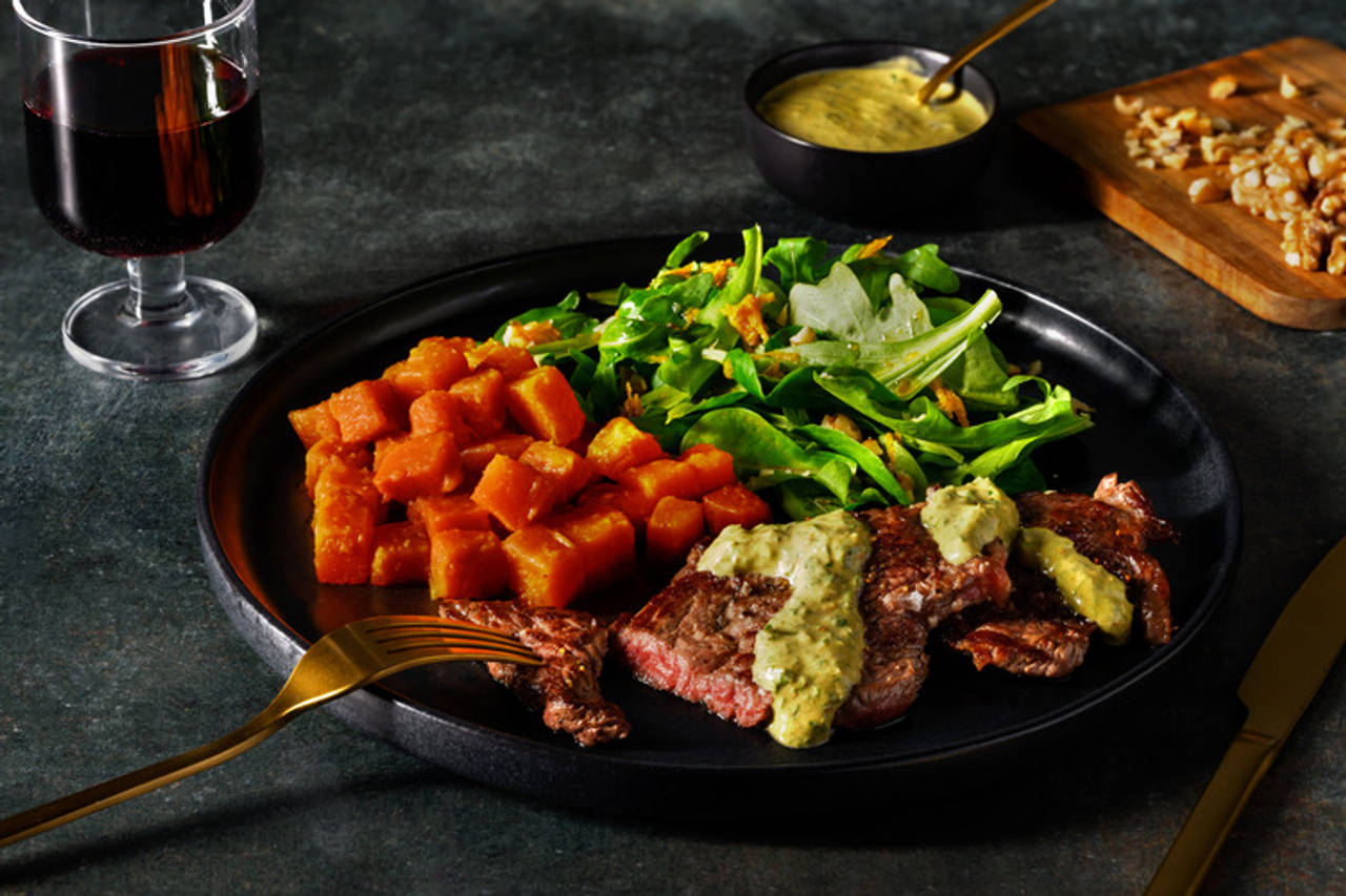 Picaña con chimichurri casero y boniato al miso cítrico acompañada de ensalada con aderezo de naranja