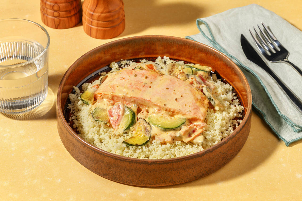 Salmón en salsa cremosa de tomate y calabacín sobre cuscús