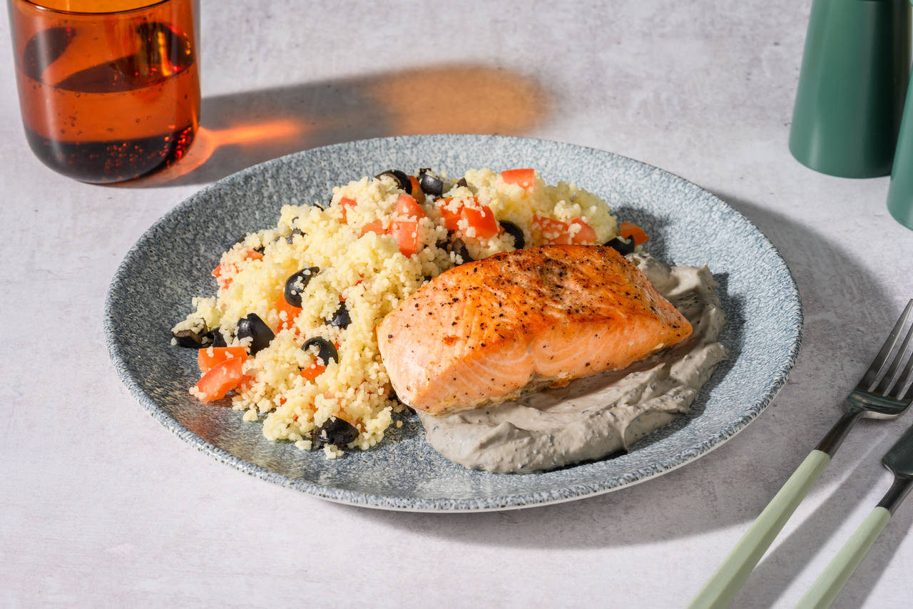 Salmón noruego exprés con cremoso de olivas negras acompañado de cuscús con tomates cherry