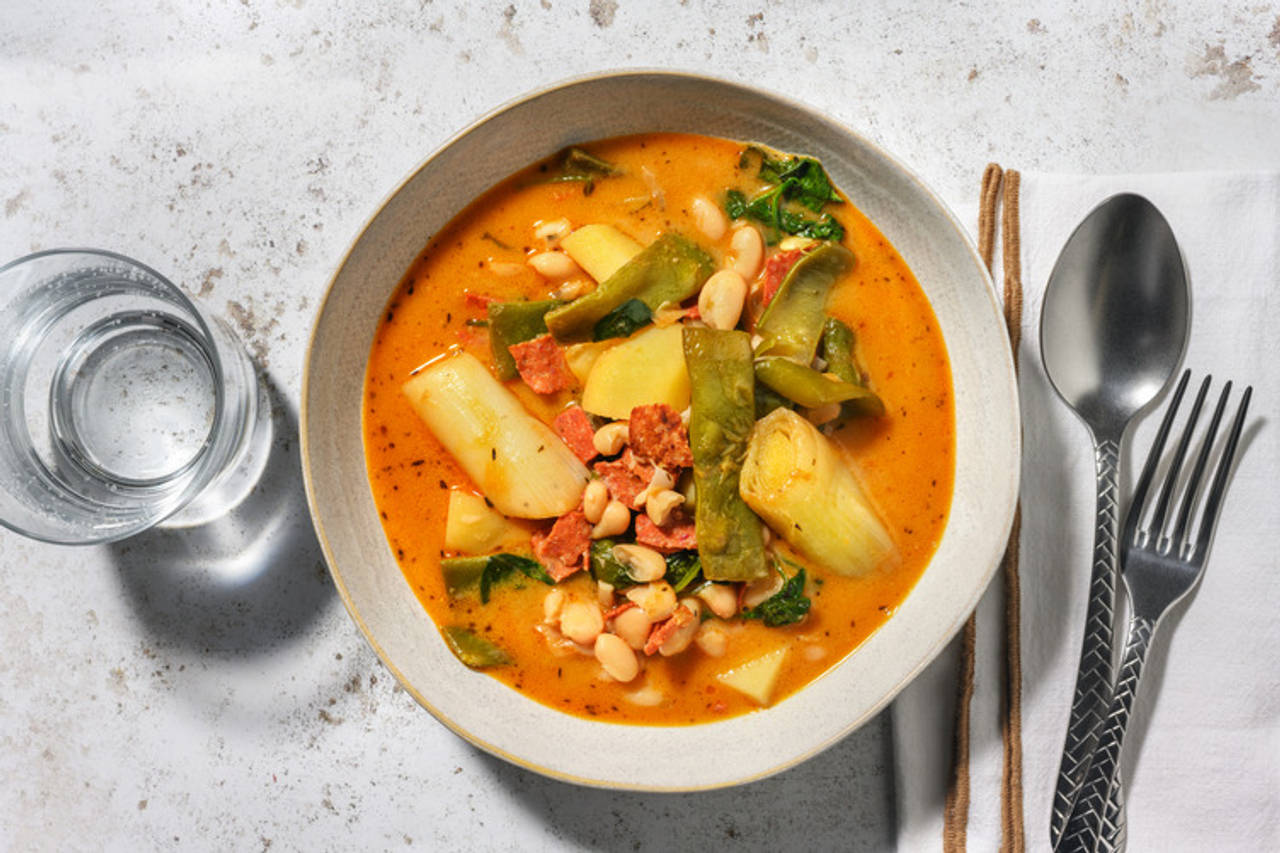 Guiso al rojo: alubias con sobrasada de Mallorca con patatas, puerro y espinacas