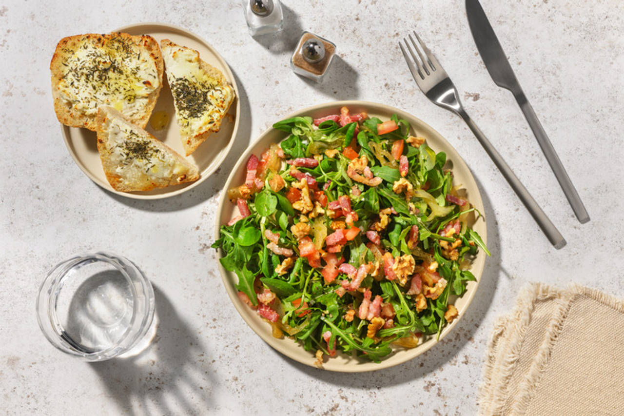 La Disfrutona: ensalada con bacon y cebolla caramelizada con tostadas al queso de cabra