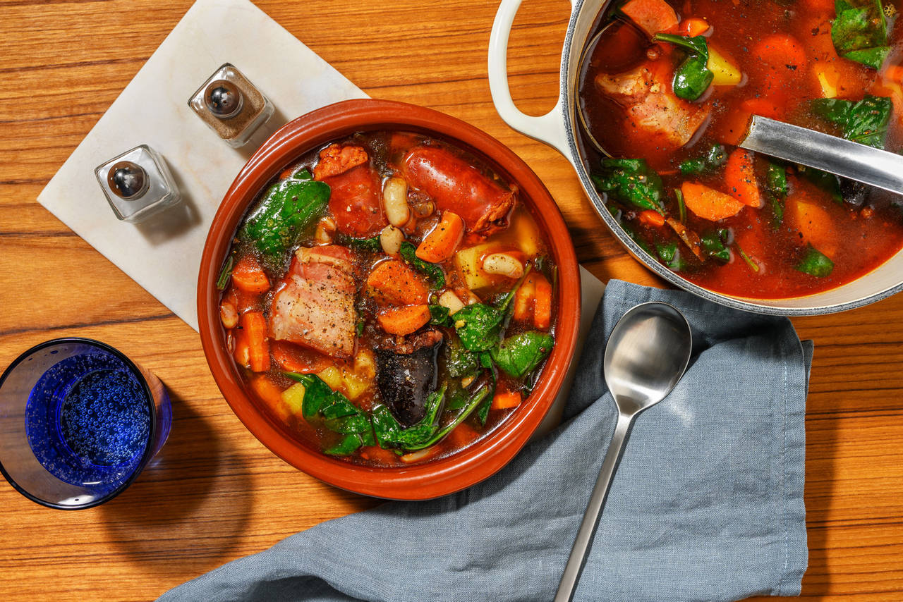 Caldo gallego con chorizo, morcilla y panceta con verduras y judías blancas