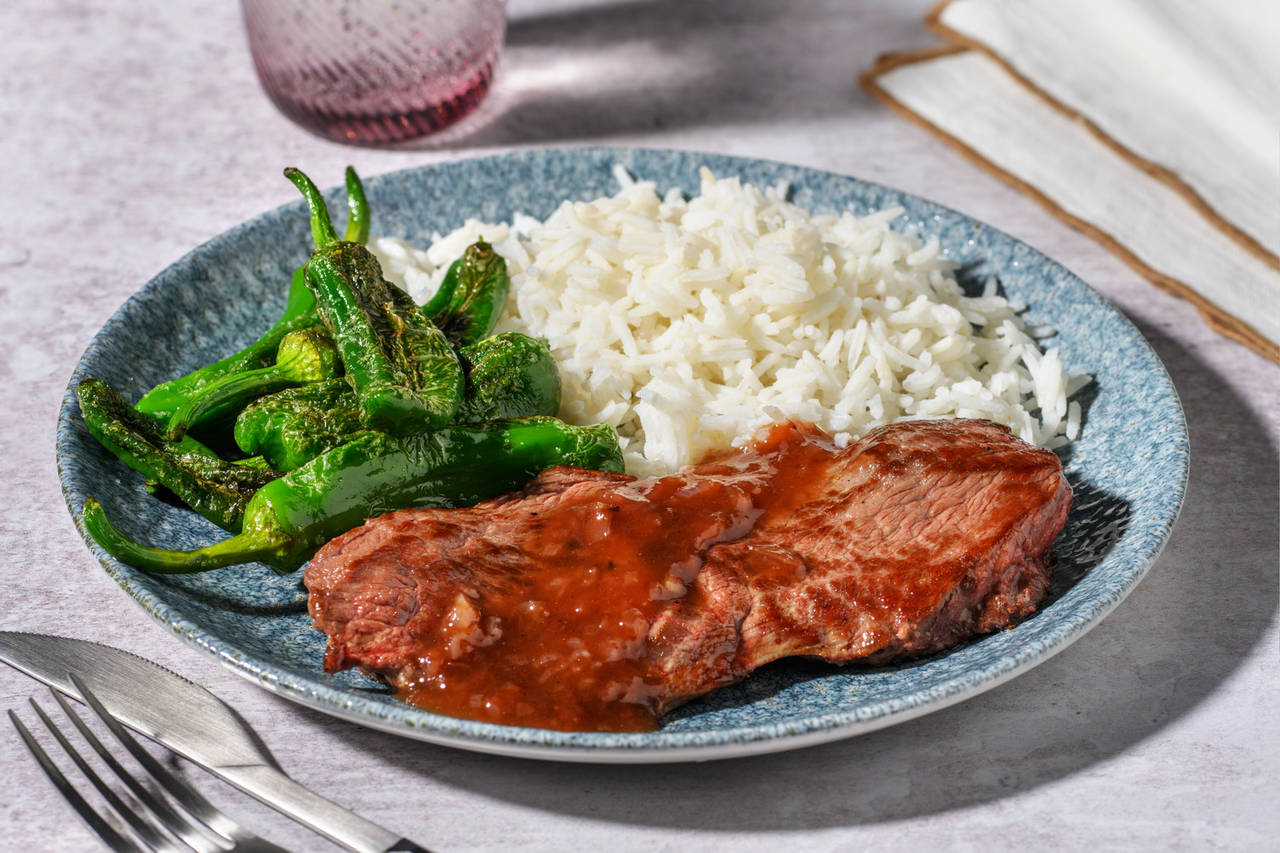 Ternera en salsa dulce de chalota con pimientos del padrón y arroz