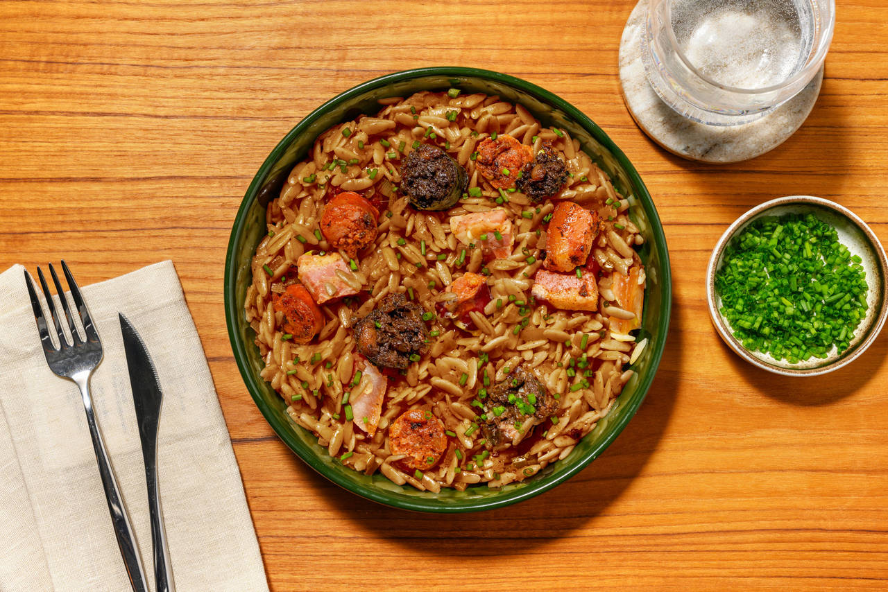 Risotto de orzo con chorizo, morcilla y panceta asturianos con queso pecorino italiano y cebollino