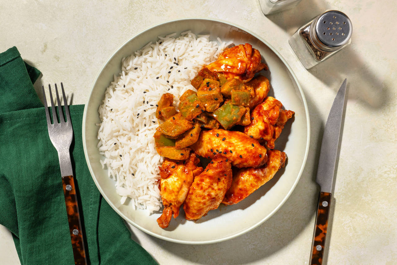 Alitas de pollo glaseadas en salsa agridulce con pimiento asado y arroz