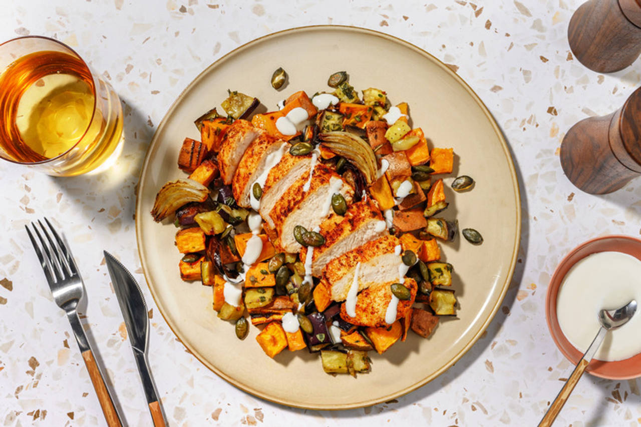 Pollo de otoño con calabaza asada con verduras, semillas tostadas y salsa fresca de yogur