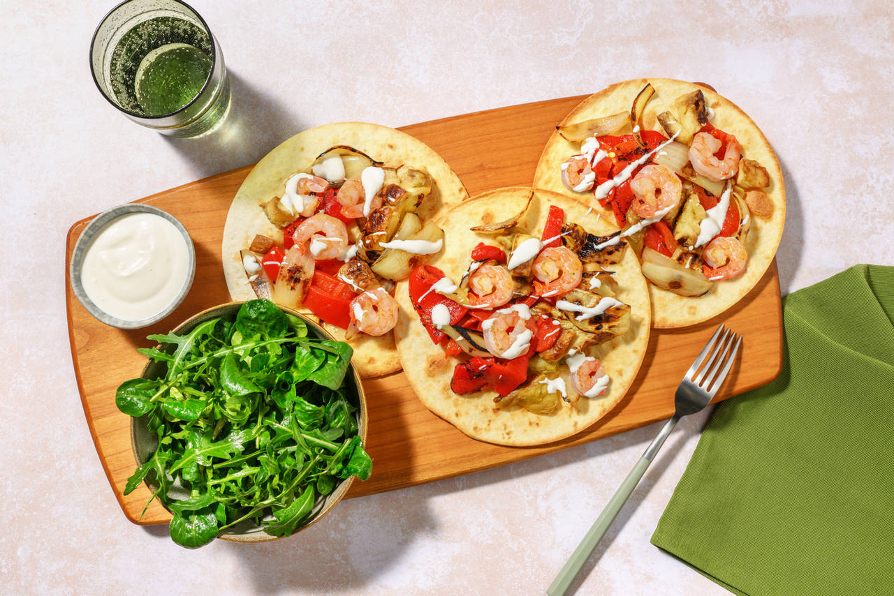 Tostadas de langostinos con escalivada casera con alioli y ensalada de rúcula y canónigos