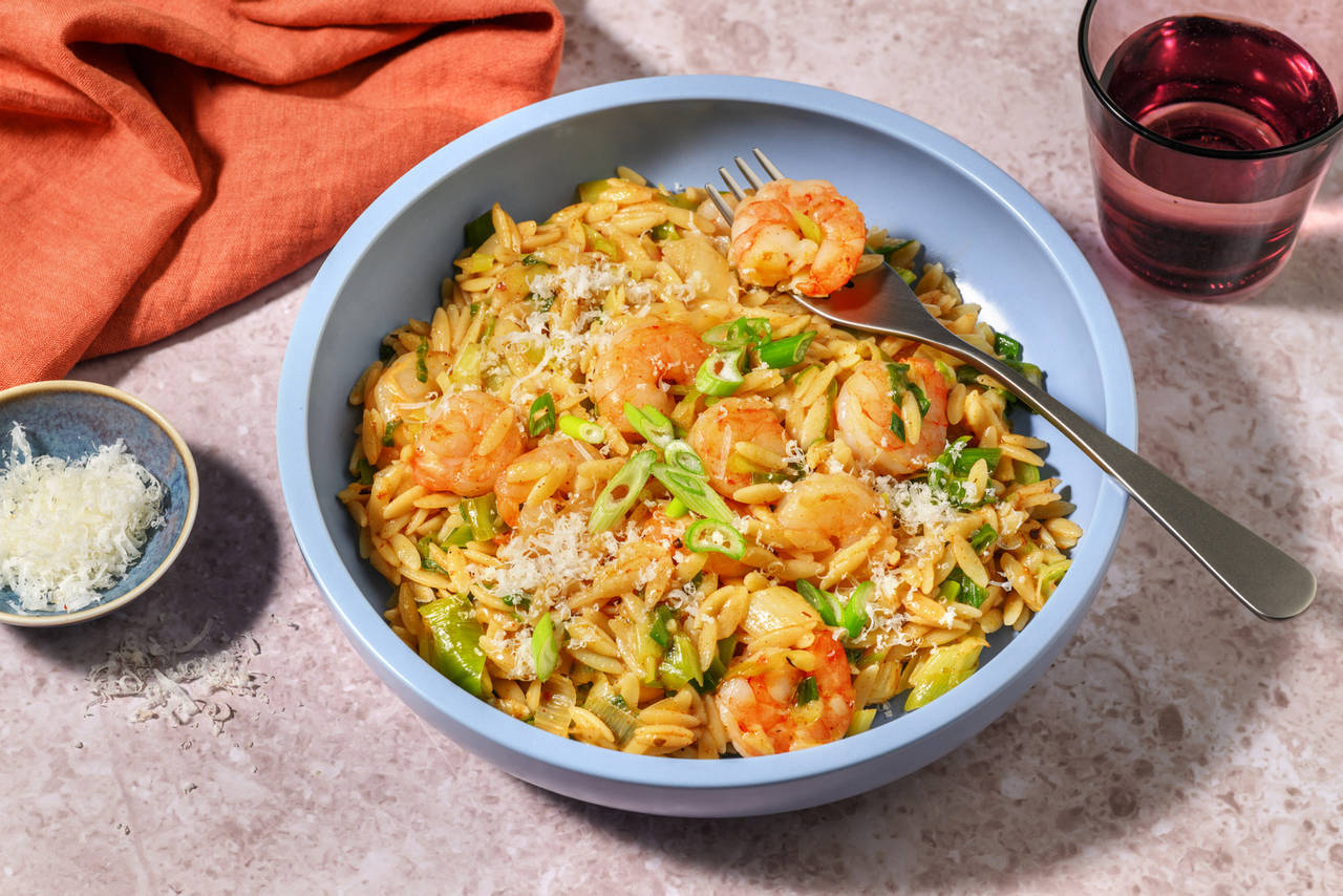 Orzo cremoso con langostinos al estilo cajún con verduras y pecorino
