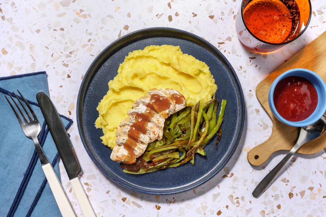 Pechuga de pollo con salsa de membrillo con puré de chirivia y patata y pimiento salteado