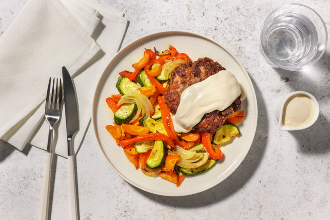 ¡Todo al horno! Hamburguesa con salsa casera de queso con verduras horneadas