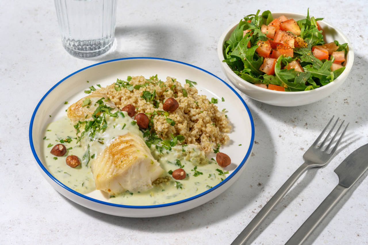 Merluza con salsa fresca de cilantro y coco con quinoa al coco, ensalada y avellanas