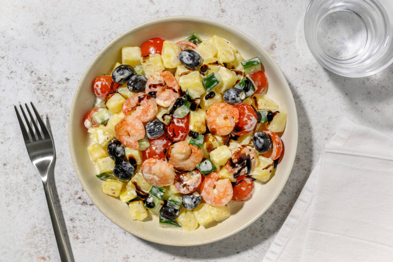 Ensalada tibia de patatas con langostinos con olivas negras, verduras y vinagreta cítrica