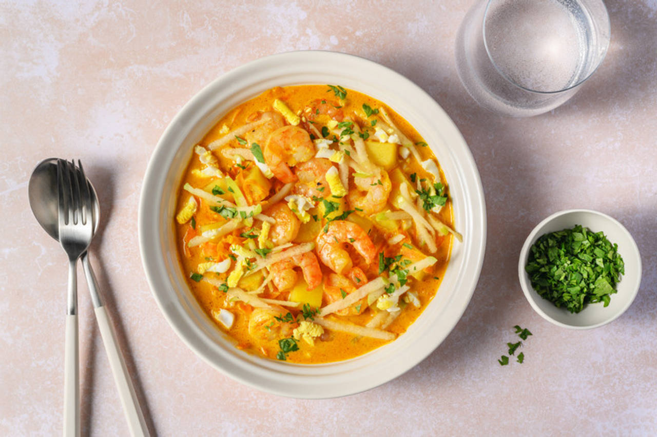 Aloo Jhinga: curry de langostinos con patatas con manzana, huevo rallado y cilantro