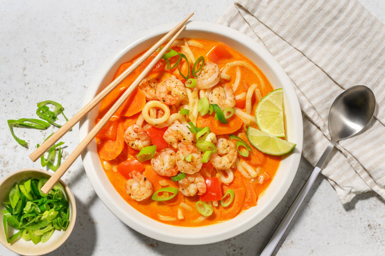 Nuestra Laksa: sopa picante de curry rojo con langostinos con verduras y toque fresco de lima