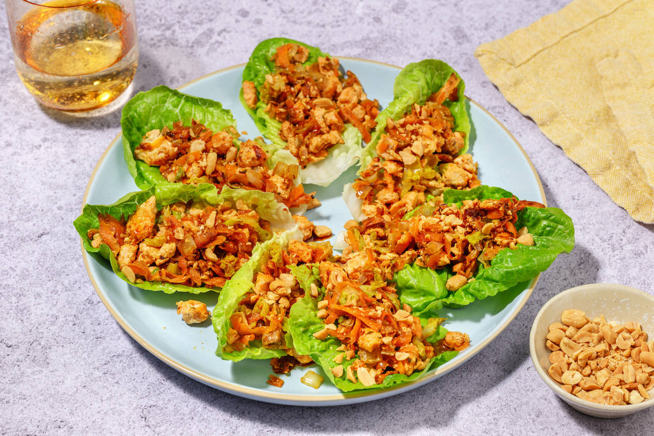 Ssam de lechuga con salmón con sriracha y cacahuetes
