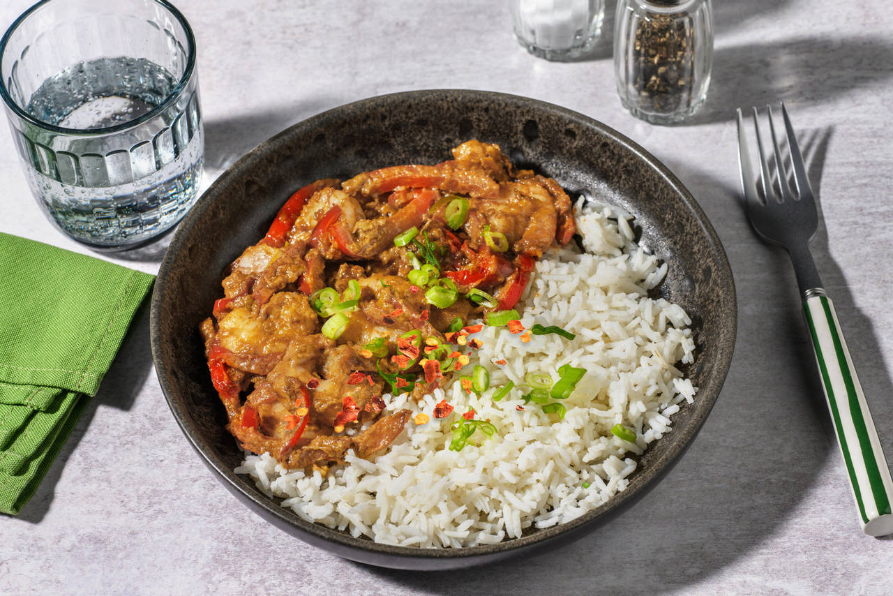 Langostinos satay: salsa cremosa de cacahuete y miel con pimiento y arroz