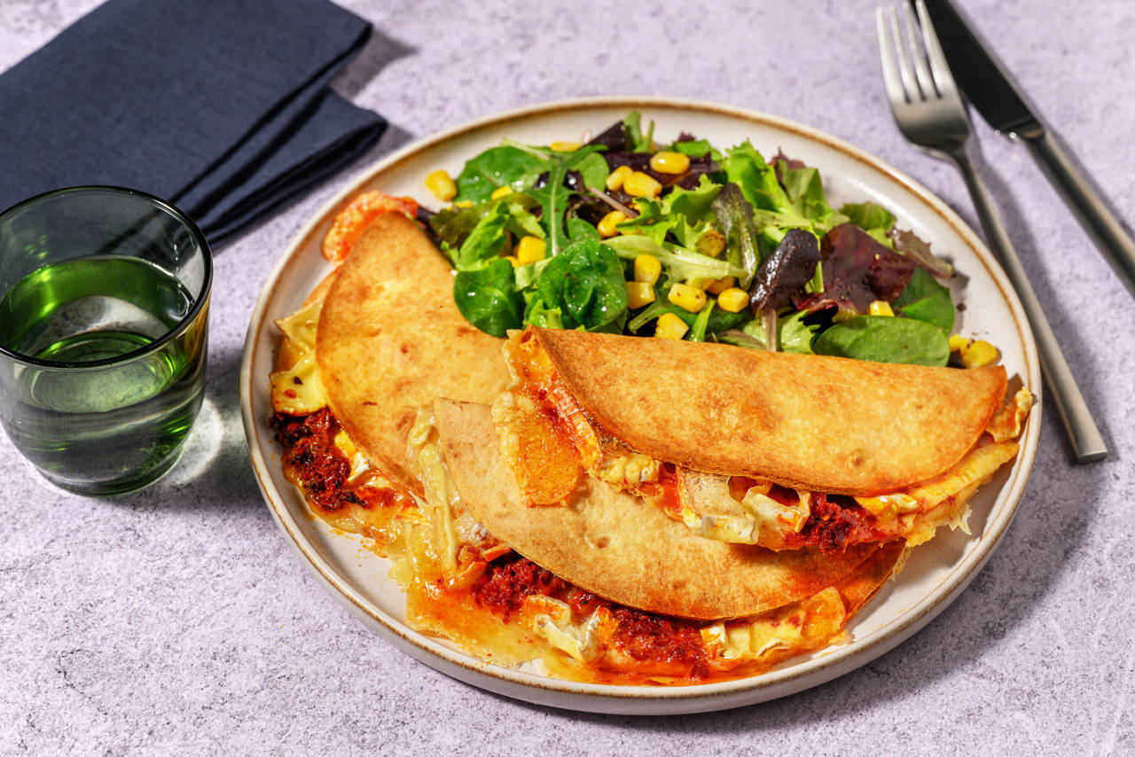 Quesadillas de sobrasada con camembert y miel acompañadas de ensalada con maíz