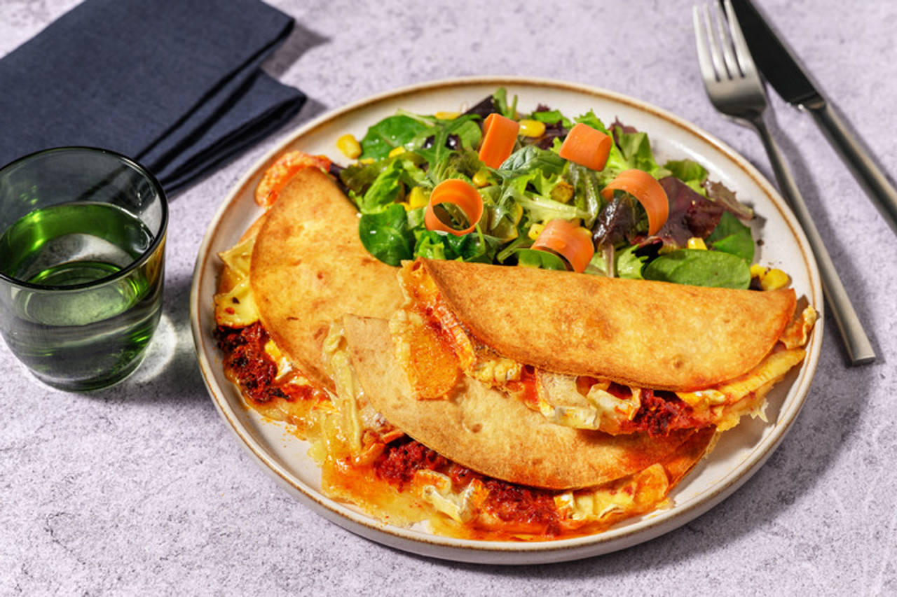 Quesadillas exprés de sobrasada de Mallorca con camembert con miel y ensalada fresca con maíz