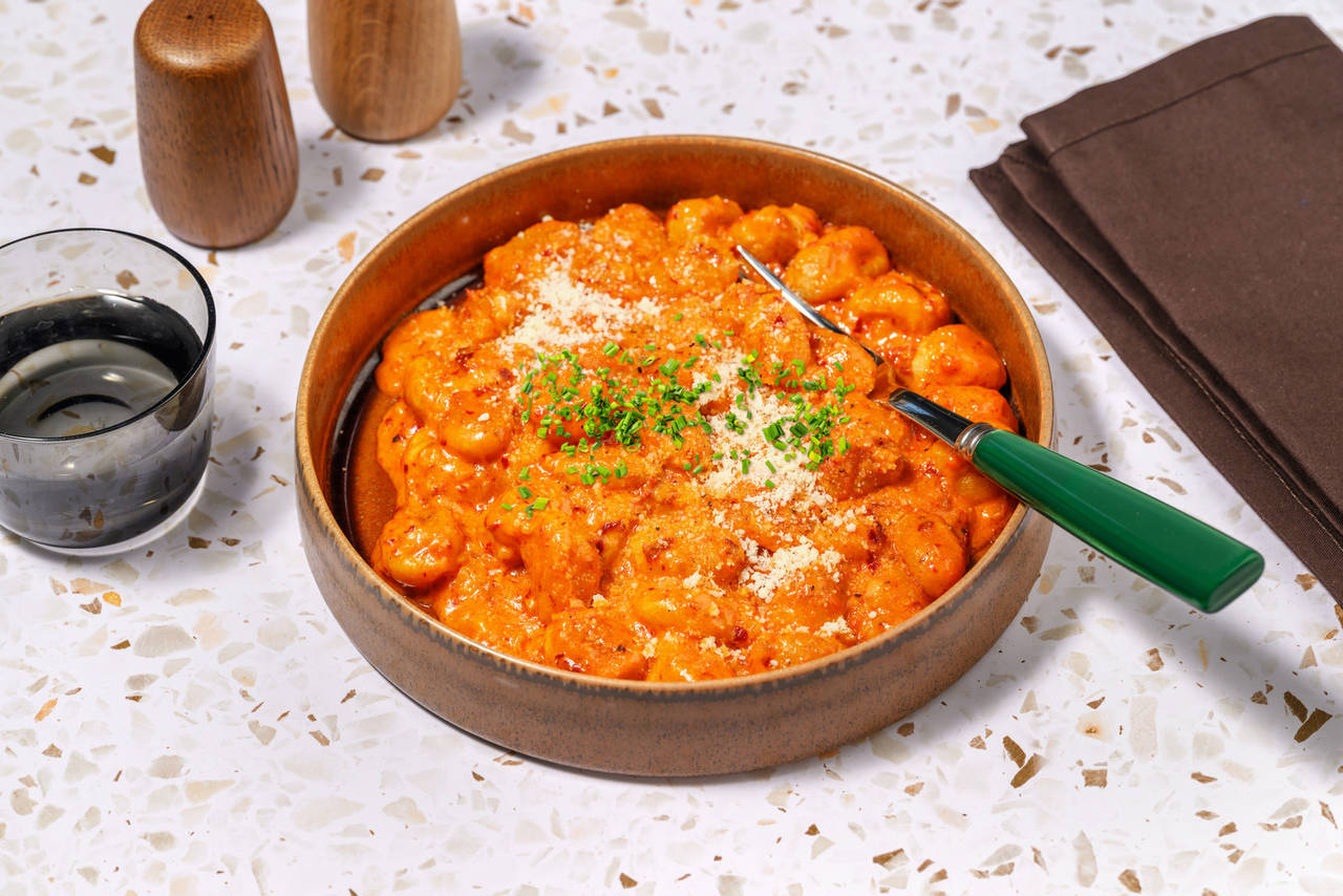 Gnocchis exprés con sobrasada de Mallorca con miel, queso pecorino y cebollino