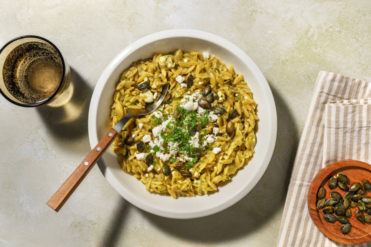 ¡Una olla! Orzo con pesto de albahaca, queso griego y salmón con semillas de calabaza y perejil