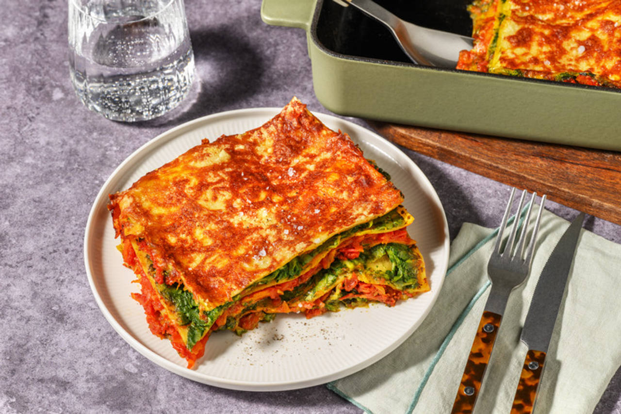 Lasaña bicolor con duo de salsas vegetarianas de zanahoria con tomate y calabacín con espinacas