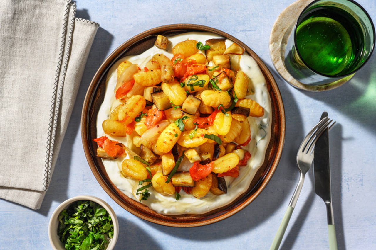 ¡Todo al horno! Gnocchis asados con salsa de queso griego con verduras al horno, albahaca y miel