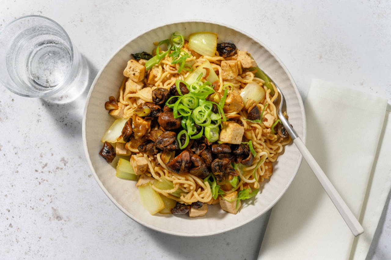 Veggie Wok: fideos con tofu y pak choi con setas portobello caramelizadas y cebolleta