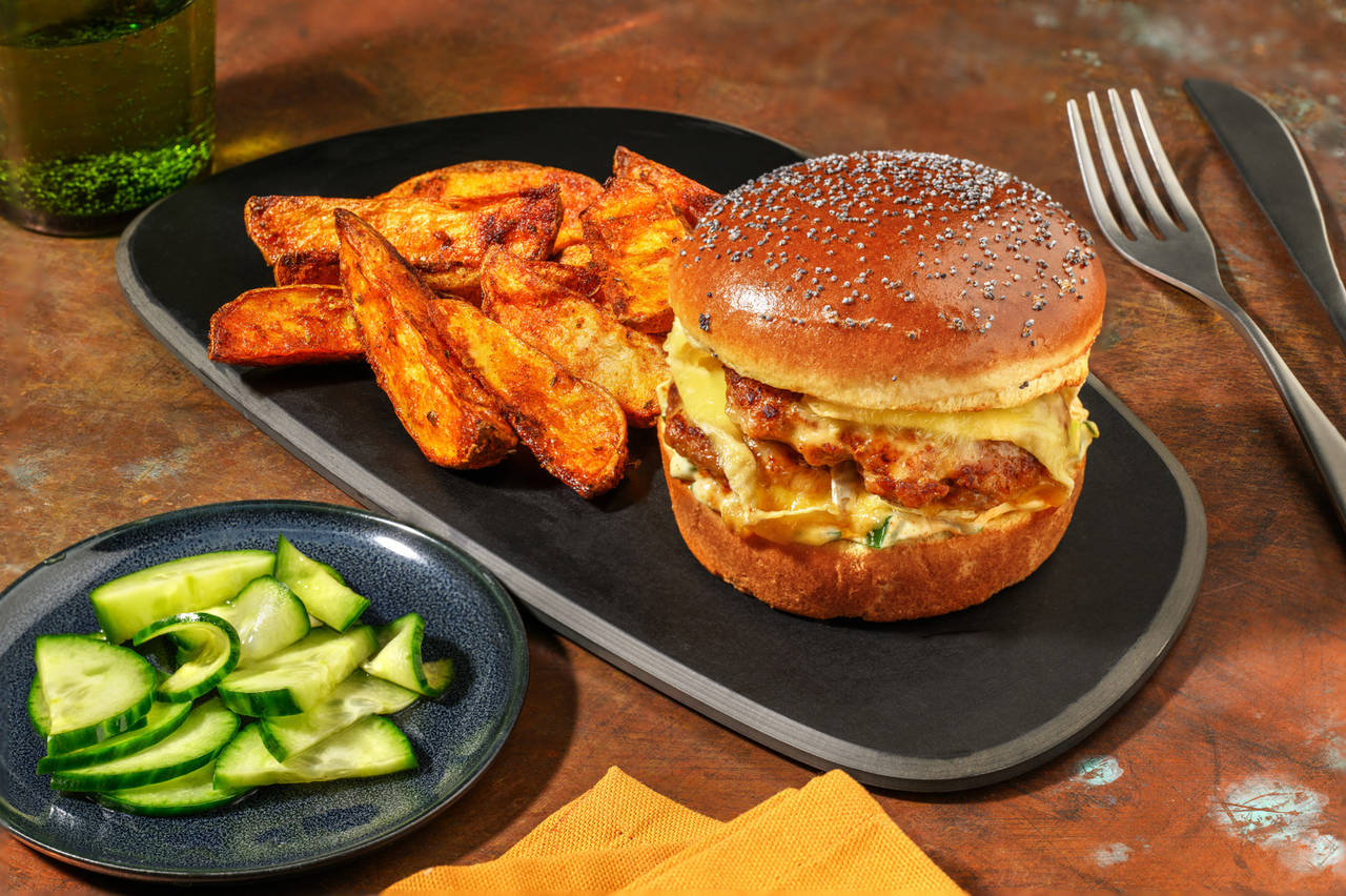 Smash burger con queso camembert francés con salsa ahumada y patatas deluxe