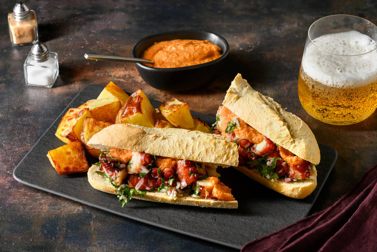 Bocadillo de pulpo con salsa romesco casera con patatas al horno