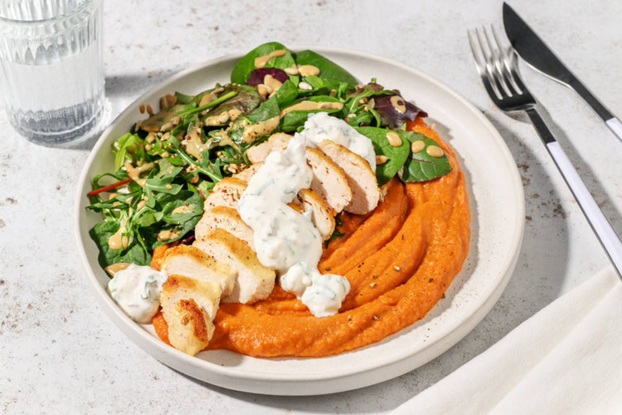 Pollo con salsa de queso a las hierbas con puré de boniato y ensalada en vinagreta de mostaza