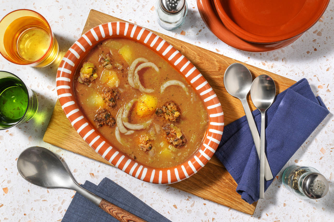 Albóndigas de carne mixta con perejil con picada de almendras y patatas guisadas