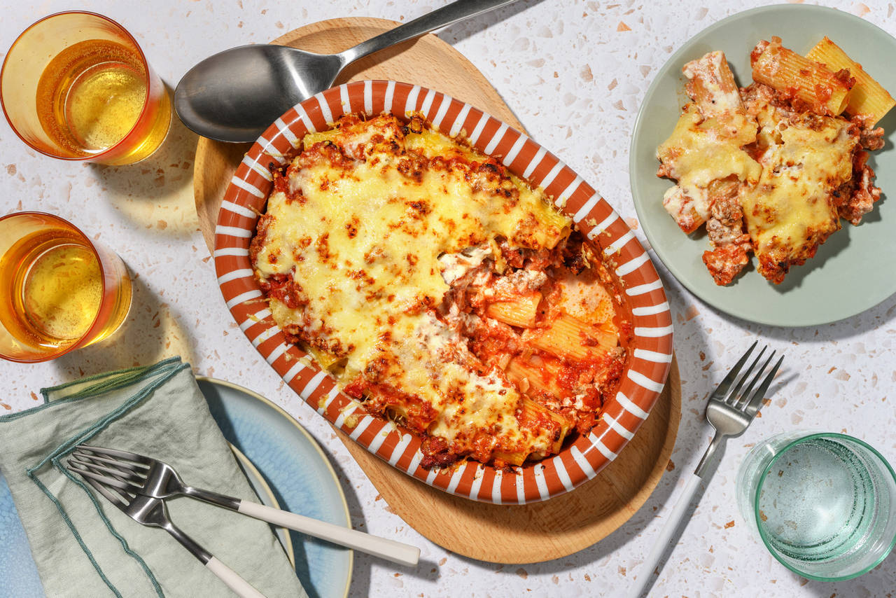 Macarrones al cardenal con butifarra con queso gratinado