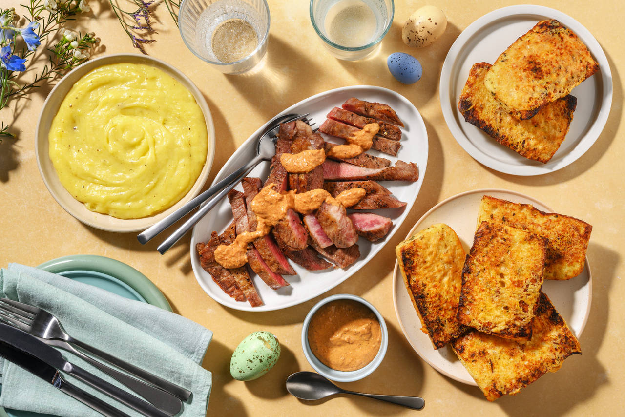 Secreto de cerdo con torrija salada al pecorino con parmentier de patata y salsa de sobrasada y miel