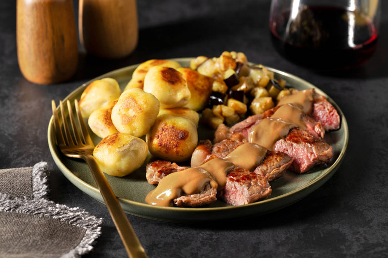 Entrecote de ternera con gnocchis de trufa con berenjena salteada y salsa casera