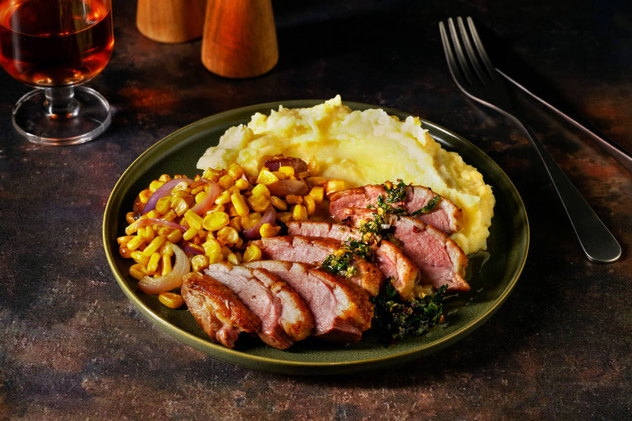 Magret de pato con chimichurri casero de menta con parmentier de patata y chirivía y maíz asado con cebolla