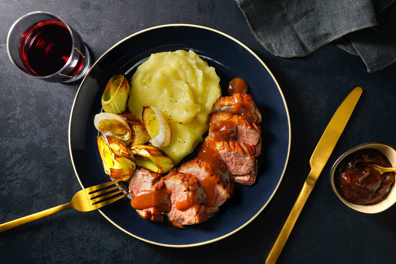 Magret de pato con salsa de membrillo y naranja valenciana con parmentier de chirivía y patata y puerros asados